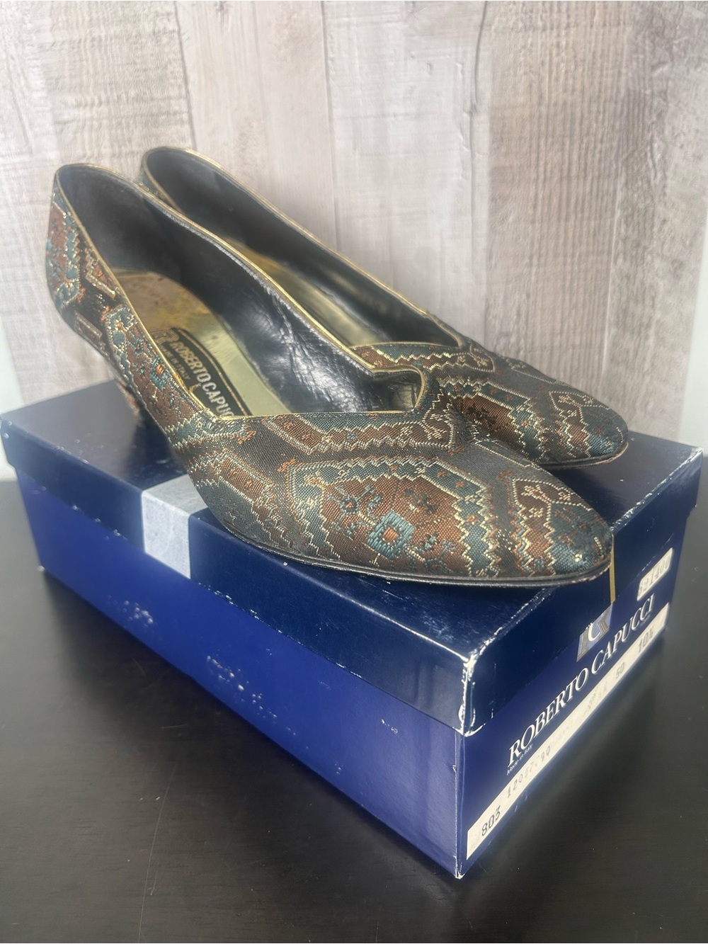 Vintage Roberto Capucci Italy Tapestry Jacquard Kitten Heel Pumps 10.5 AA w/ Box - Picture 2 of 11